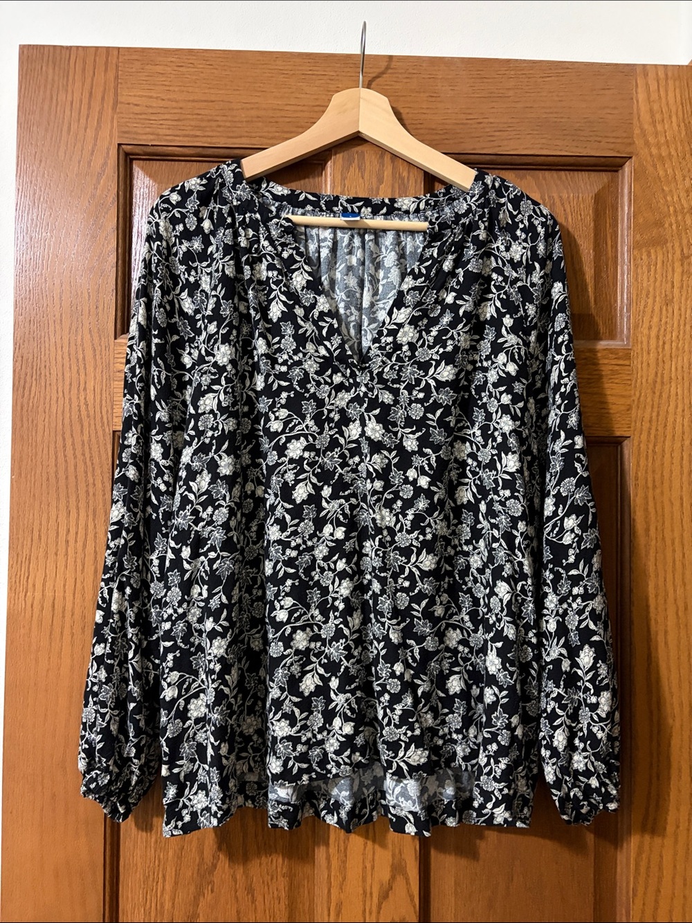 Old Navy Black Floral V-Neck Blouse with Cream Print